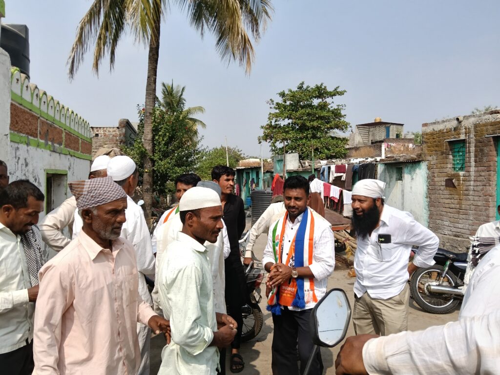 हंगरगा नळ येथे सर्वधर्म समभावाचे दर्शन! मुस्लीम बांधवांची नमाज संपेपर्यंत गोपाळ सुरवसे यांनी पाहिली वाट; गळाभेट घेत दिली एकजुटीची ग्वाही 2 79747