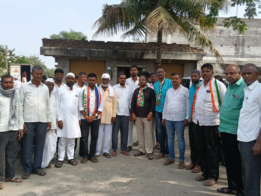 हंगरगा नळ येथे सर्वधर्म समभावाचे दर्शन! मुस्लीम बांधवांची नमाज संपेपर्यंत गोपाळ सुरवसे यांनी पाहिली वाट; गळाभेट घेत दिली एकजुटीची ग्वाही 1 79758 2