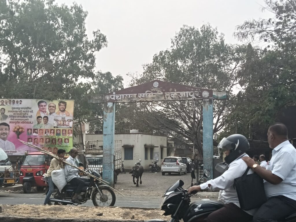 'कामाची गॅरंटी' फक्त नावापुरतीच? तुळजापूरच्या आमदारांच्या 'अदृश्य' विकासाचा बुरखा फाटला! 2 77963