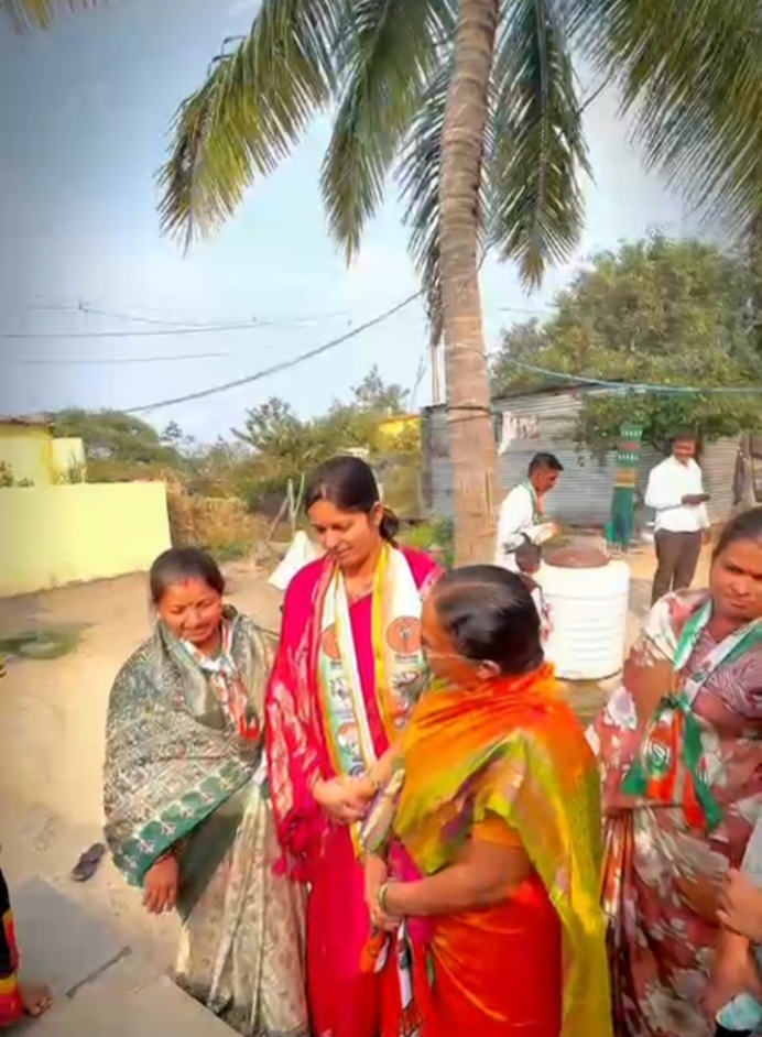 जळकोटमध्ये प्रस्थापितांचा 'माज' उतरवला! एका तरुण शेतकरी कन्येने भाजपच्या 'बुरुजाला' सुरुंग लावला; सत्तेचा अहंकार मुळासकट उखडून फेकला! 1 79471