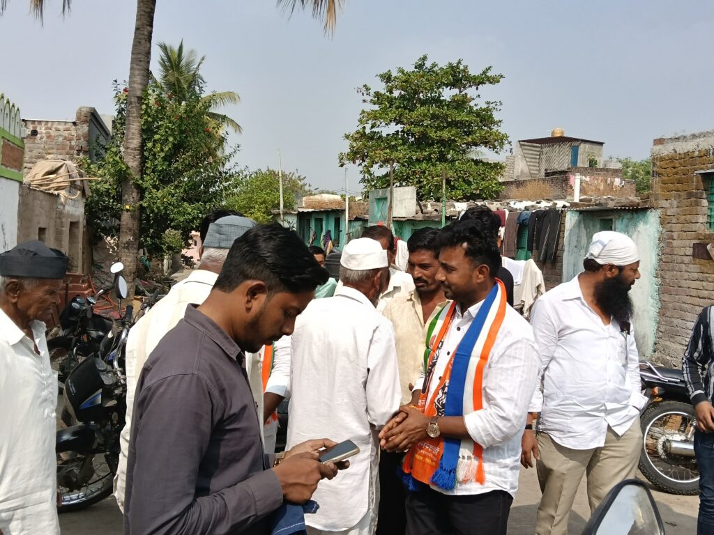 जळकोटमध्ये प्रस्थापितांचा 'माज' उतरवला! एका तरुण शेतकरी कन्येने भाजपच्या 'बुरुजाला' सुरुंग लावला; सत्तेचा अहंकार मुळासकट उखडून फेकला! 2 79746