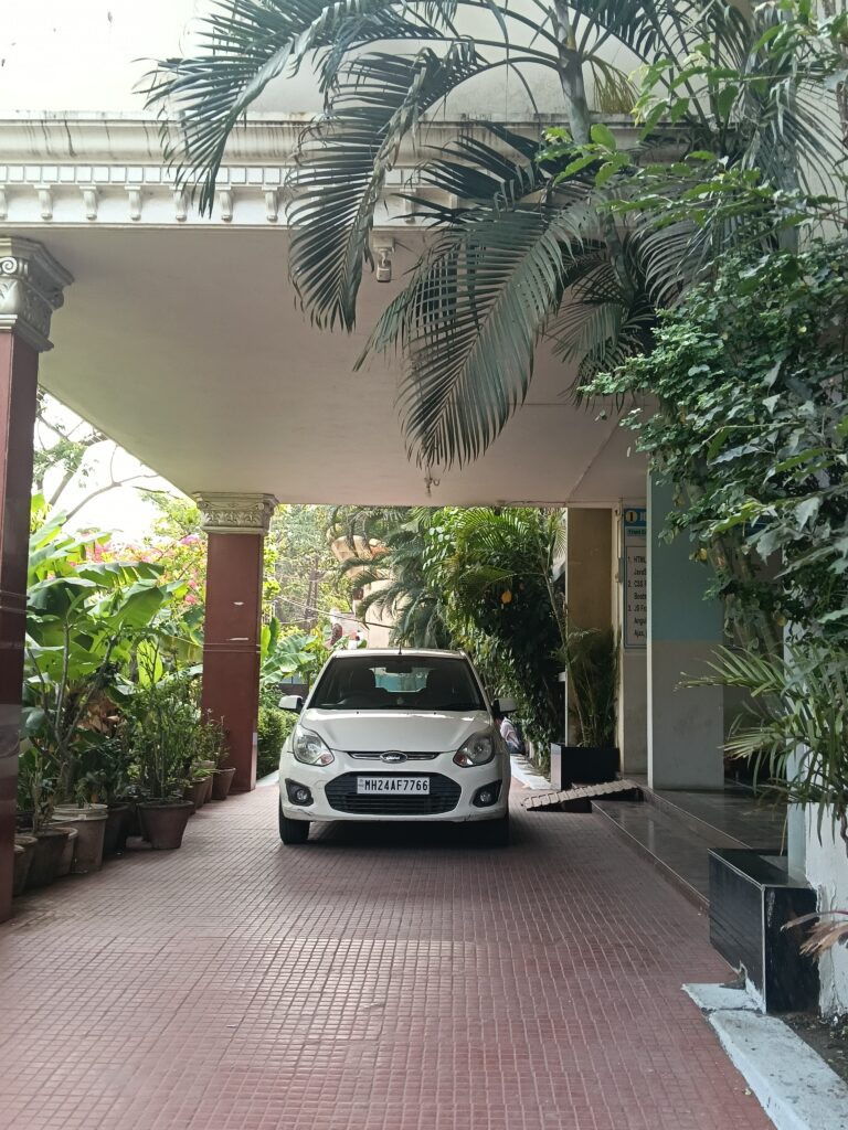 COCSIT लातूर कॉलेजमध्ये 'शिस्तीचा' नावाखाली माणुसकीचा अंत; प्रिन्सिपलना विद्यार्थ्यांचा युनिफॉर्म दिसतो, मग तुटलेले LED बोर्ड आणि अस्वच्छ वॉशरूम का दिसत नाहीत? 2 124690 1