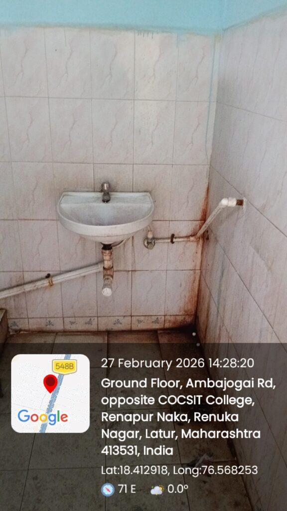 COCSIT लातूर कॉलेजमध्ये 'शिस्तीचा' नावाखाली माणुसकीचा अंत; प्रिन्सिपलना विद्यार्थ्यांचा युनिफॉर्म दिसतो, मग तुटलेले LED बोर्ड आणि अस्वच्छ वॉशरूम का दिसत नाहीत? 7 124694 1