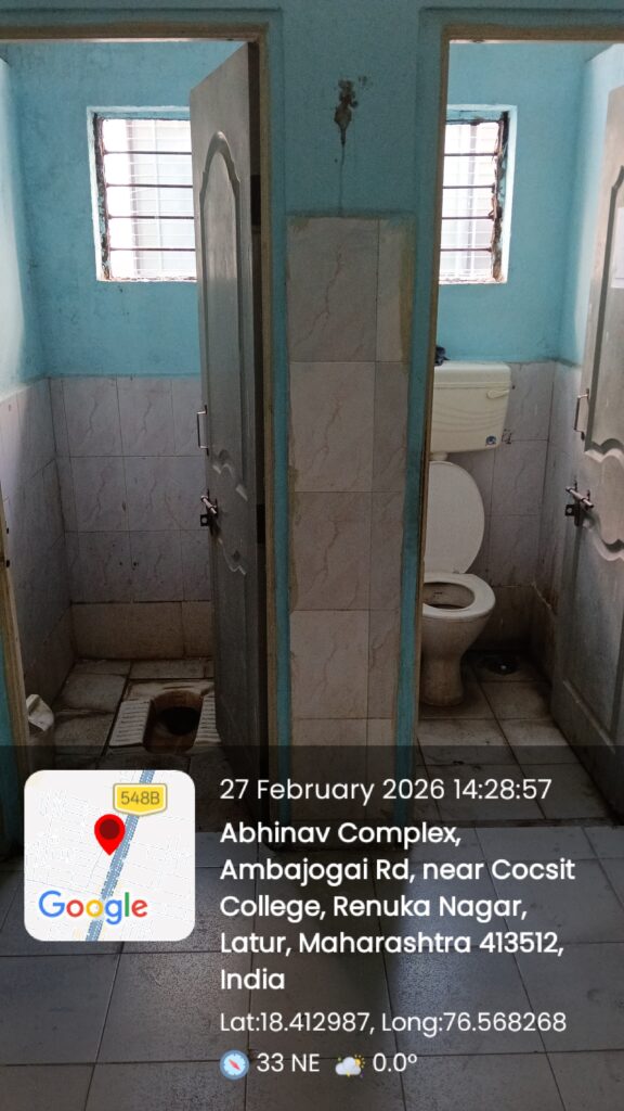 COCSIT लातूर कॉलेजमध्ये 'शिस्तीचा' नावाखाली माणुसकीचा अंत; प्रिन्सिपलना विद्यार्थ्यांचा युनिफॉर्म दिसतो, मग तुटलेले LED बोर्ड आणि अस्वच्छ वॉशरूम का दिसत नाहीत? 6 124695 3