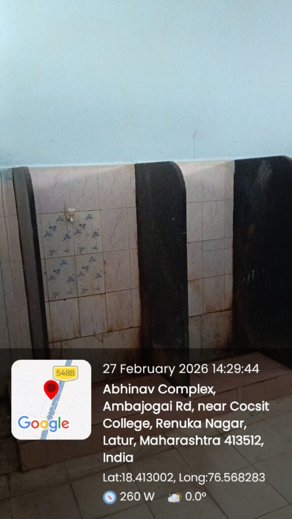 COCSIT लातूर कॉलेजमध्ये 'शिस्तीचा' नावाखाली माणुसकीचा अंत; प्रिन्सिपलना विद्यार्थ्यांचा युनिफॉर्म दिसतो, मग तुटलेले LED बोर्ड आणि अस्वच्छ वॉशरूम का दिसत नाहीत? 3 124701