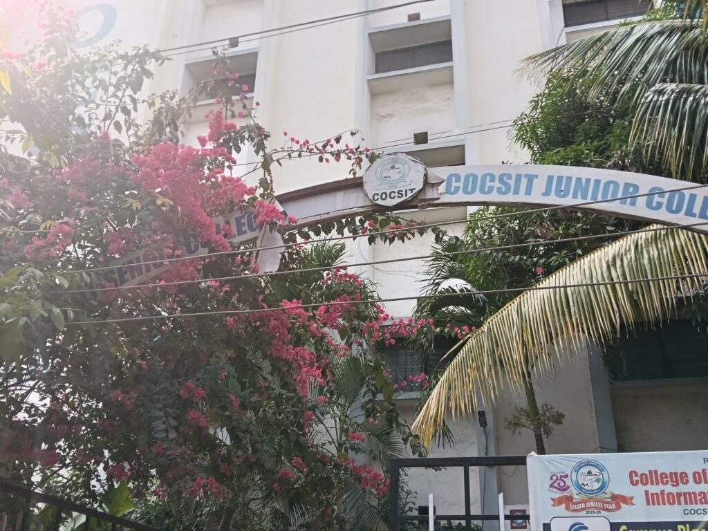 COCSIT लातूर कॉलेजमध्ये 'शिस्तीचा' नावाखाली माणुसकीचा अंत; प्रिन्सिपलना विद्यार्थ्यांचा युनिफॉर्म दिसतो, मग तुटलेले LED बोर्ड आणि अस्वच्छ वॉशरूम का दिसत नाहीत? 1 124740 2