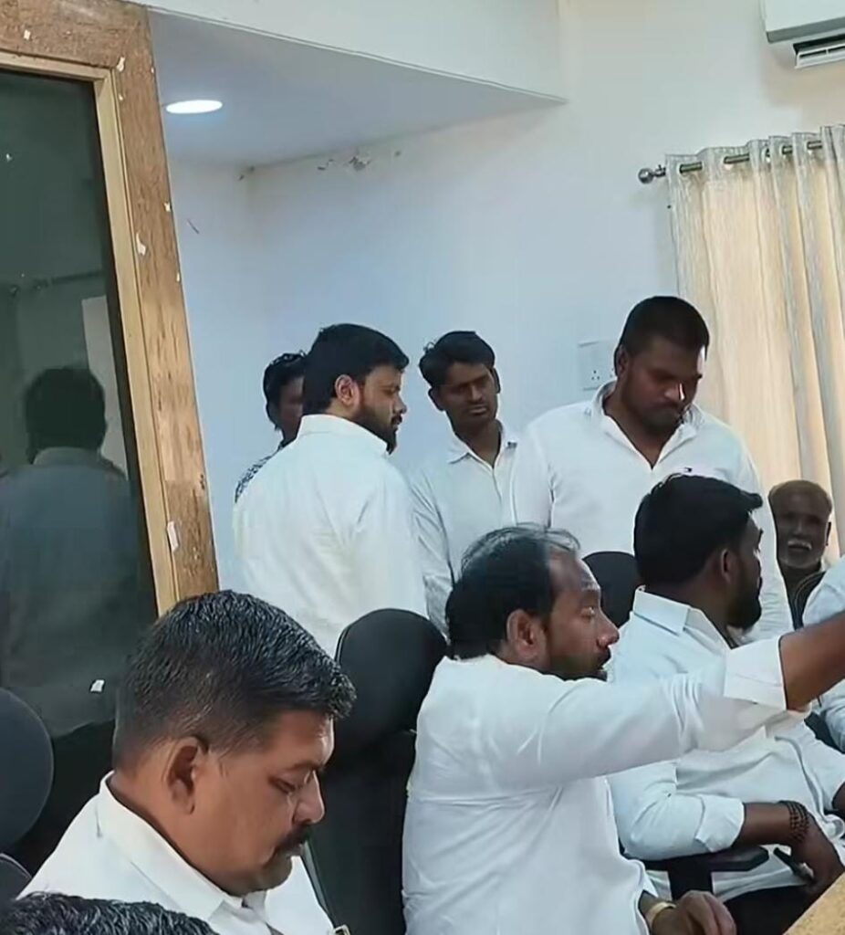 सत्ताधाऱ्यांची गुंडगिरी आणि सत्तेची लाचारी! कचरू सगट यांना जीवे मारण्याचा कट रचणाऱ्यांना मातंग समाजाचा तुळजापुरातून थेट इशारा; "कॉलरला हात लावाल तर याद राखा!" 2 127213