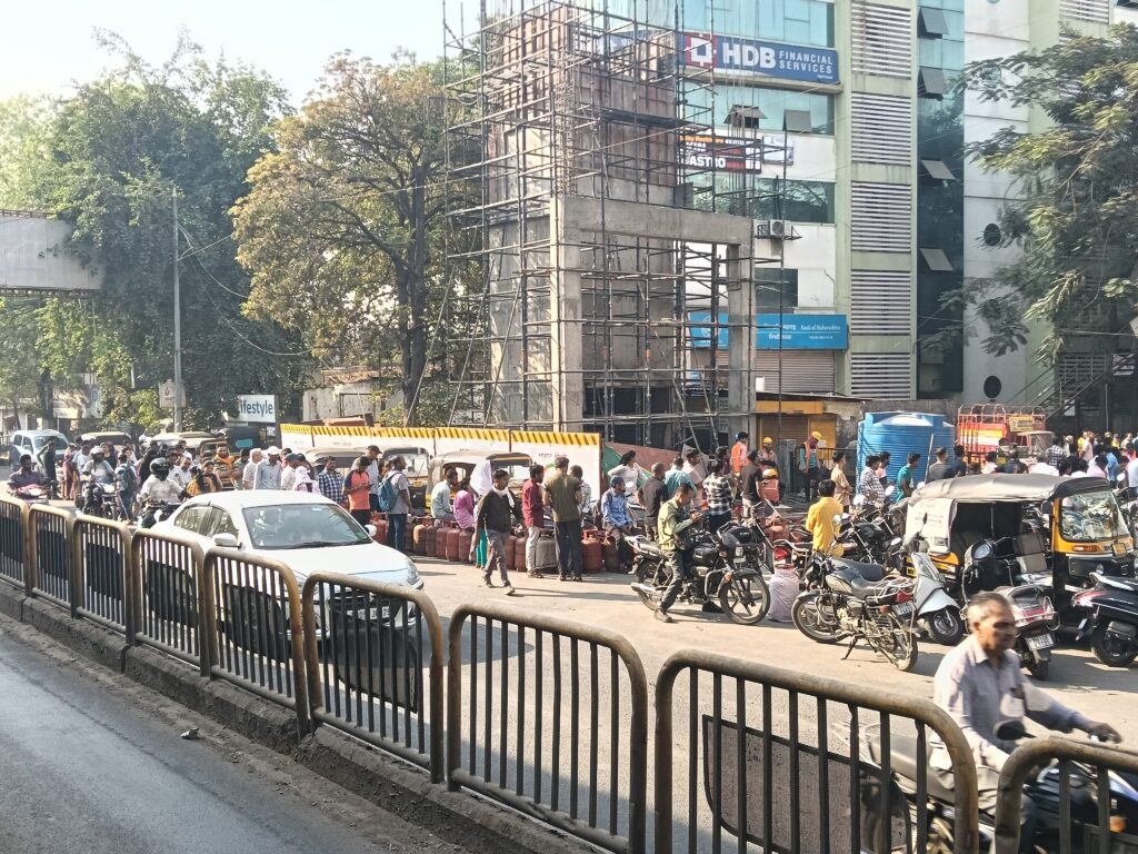 निगडीत गॅससाठी ‘महाभारत’! रांगेत उभं राहून जनतेचा संयम सुटला; सरकारवर टीकेची तोफ, हॉटेल व्यवसायाचे कंबरडे मोडले! 3 144333