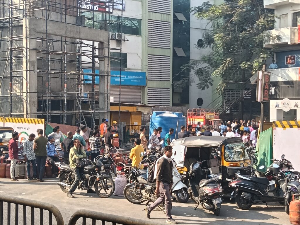 निगडीत गॅससाठी ‘महाभारत’! रांगेत उभं राहून जनतेचा संयम सुटला; सरकारवर टीकेची तोफ, हॉटेल व्यवसायाचे कंबरडे मोडले! 2 144334