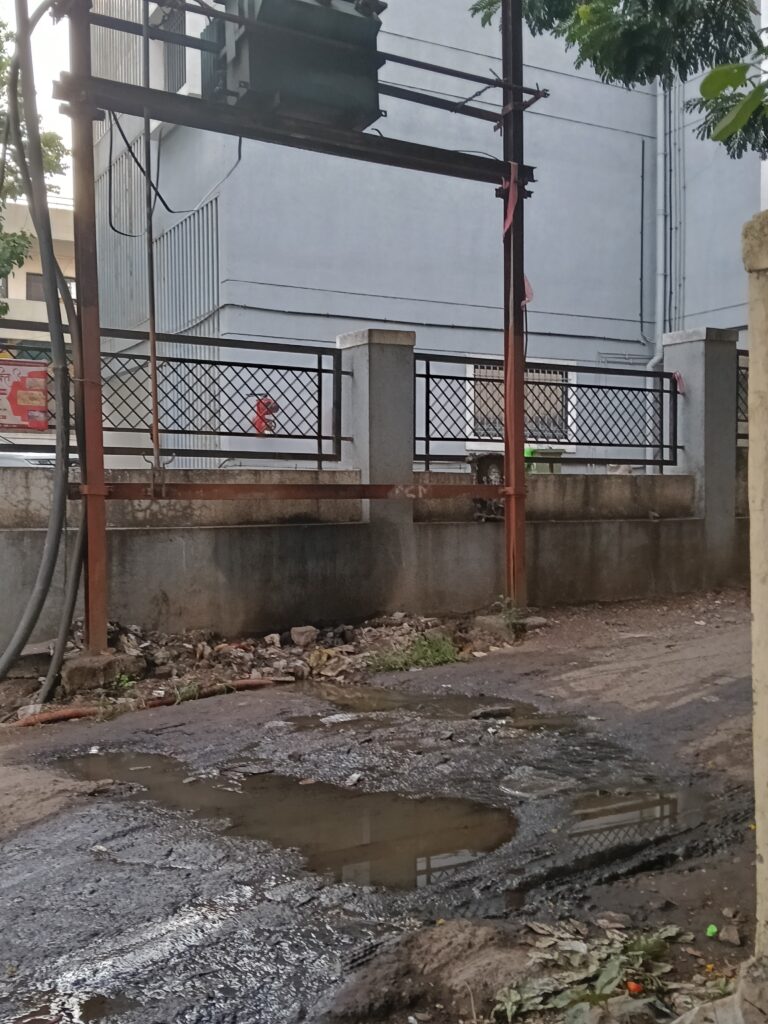 "निवडून आले की सत्तेची मस्ती, जनतेला मात्र नरकयातनांची सुस्ती! गव्हाणे वस्तीत हाय-व्होल्टेज इलेक्ट्रिक डेपो शेजारीच गटारीचे पाणी; नगरसेवक की नुसतेच पांढरे हत्ती?" 3 265141