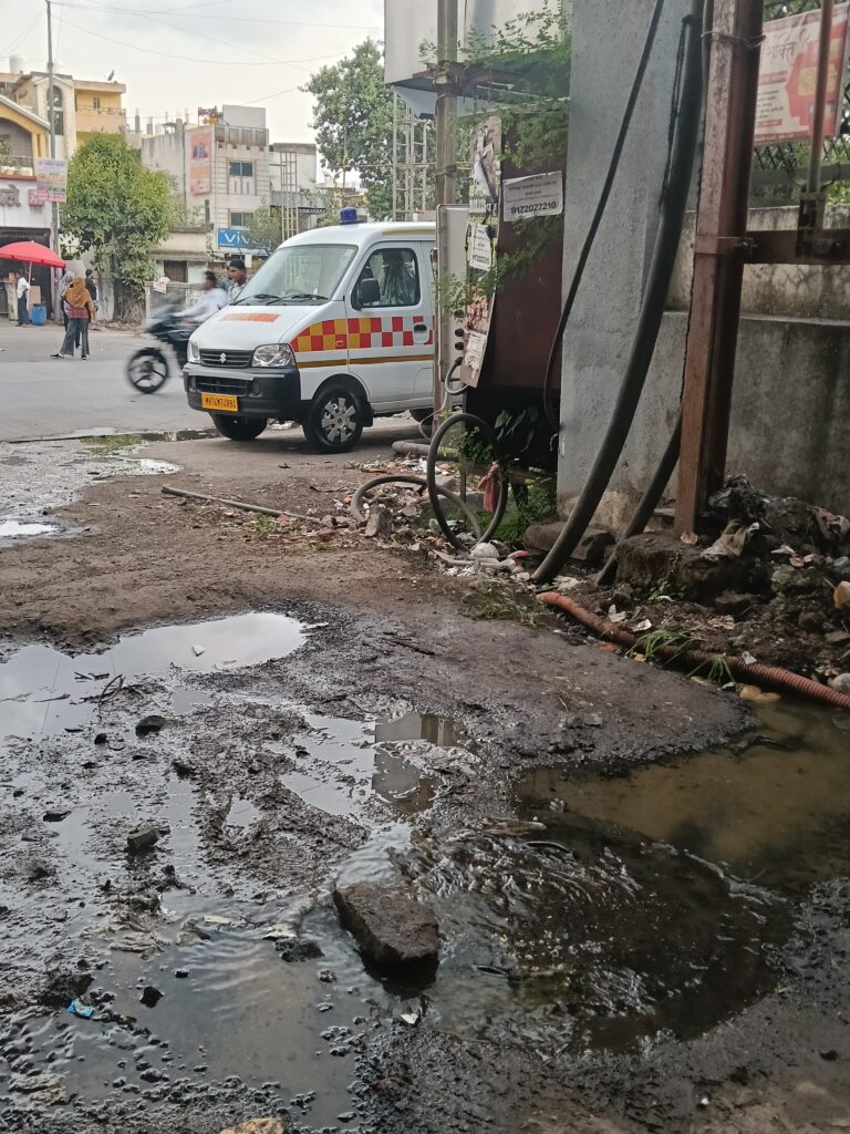 "निवडून आले की सत्तेची मस्ती, जनतेला मात्र नरकयातनांची सुस्ती! गव्हाणे वस्तीत हाय-व्होल्टेज इलेक्ट्रिक डेपो शेजारीच गटारीचे पाणी; नगरसेवक की नुसतेच पांढरे हत्ती?" 1 265142